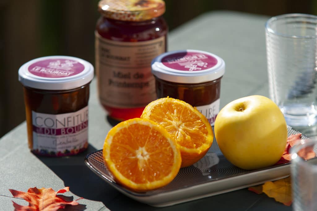 confitures et oranges sur un table soleil