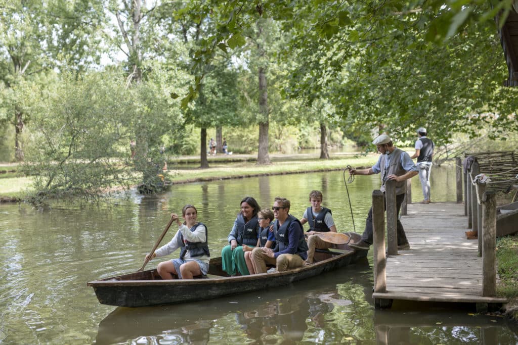 Famille en barque sur le lac