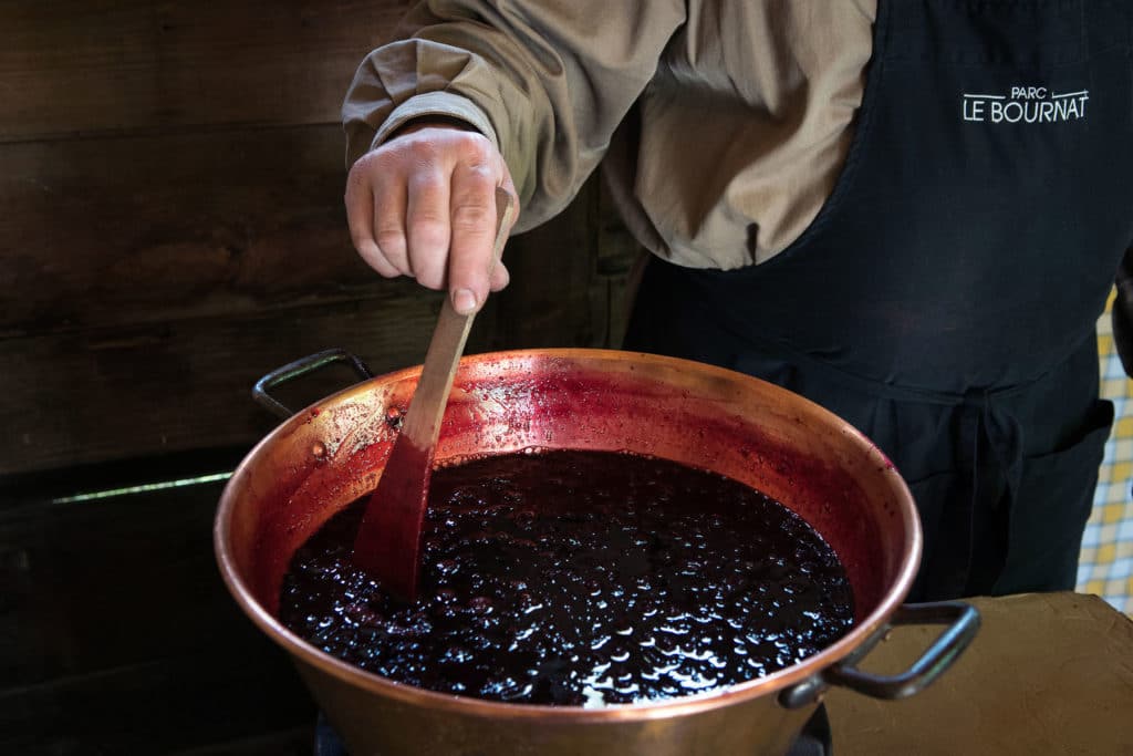 confiture au chaudron en cuivre à l'ancienne