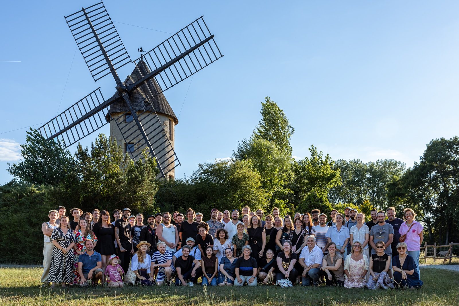 L'équipe du Parc du Bournat, saison 2026, devant le moulin